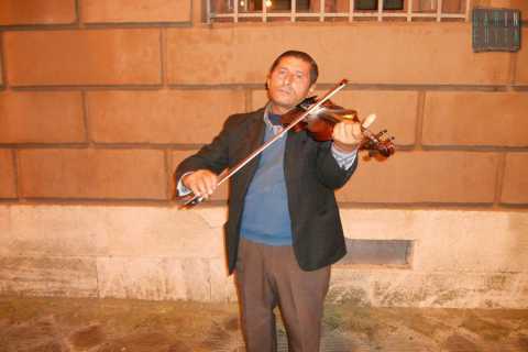 Bari, ogni giorno con il suo violino davanti al Piccinni:  Paulo, il suonatore del Corso
